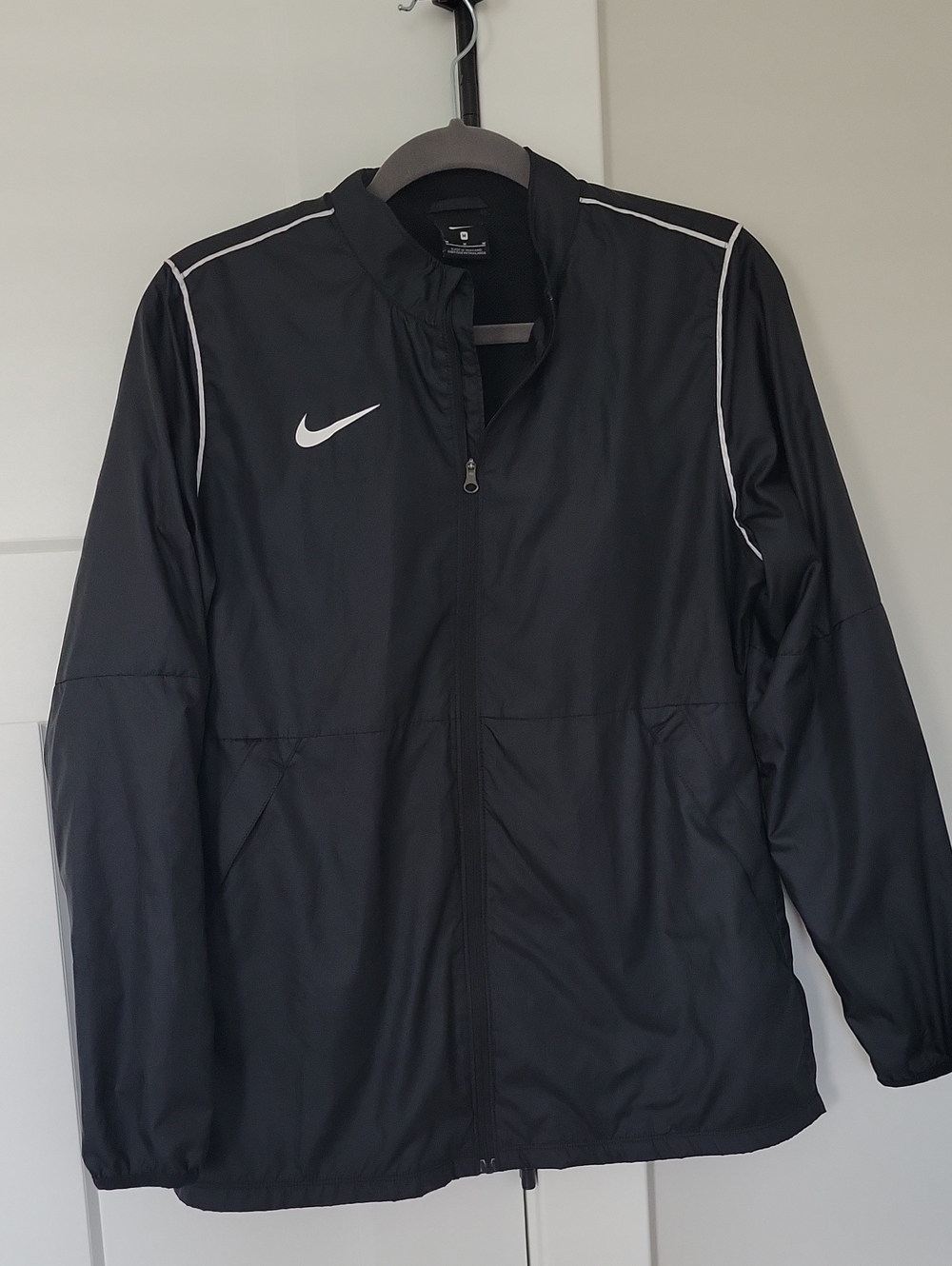 Nike Womend Black Full-Zip Lightweight Jacket.